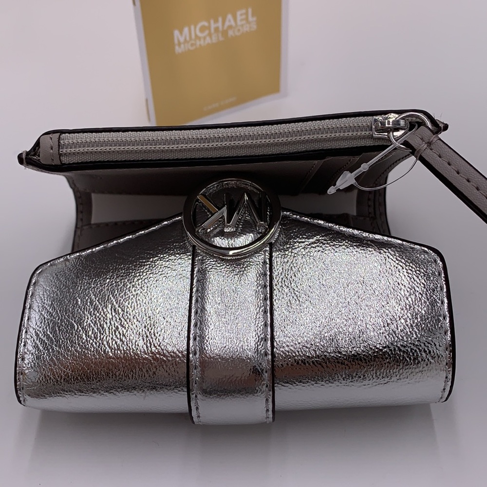 MICHAEL KORS
Carmen Medium Flap bifold Wallet silver color - Picture 12 of 14